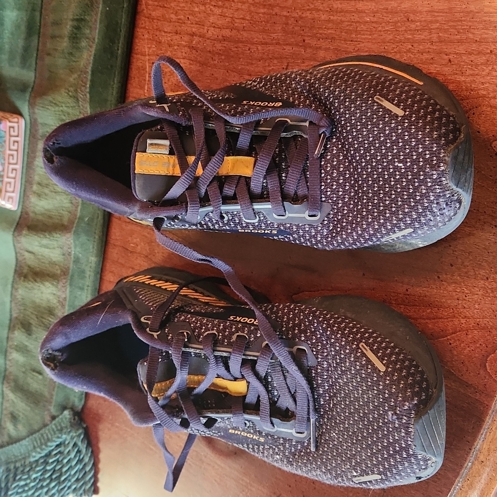 Brooks Mens running shoes Size 9